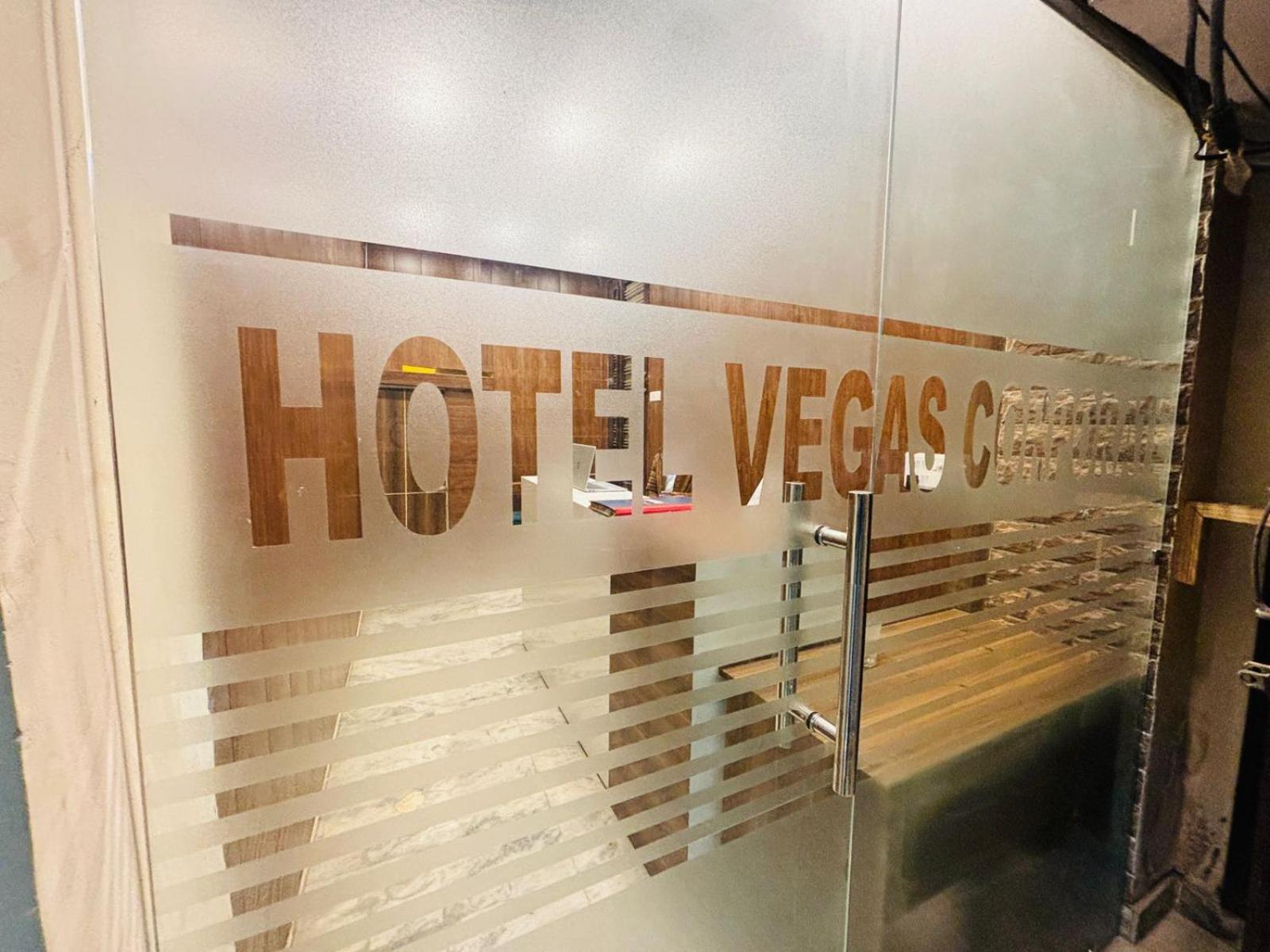 Hotel Vegas Corporate Suites ノイダ エクステリア 写真