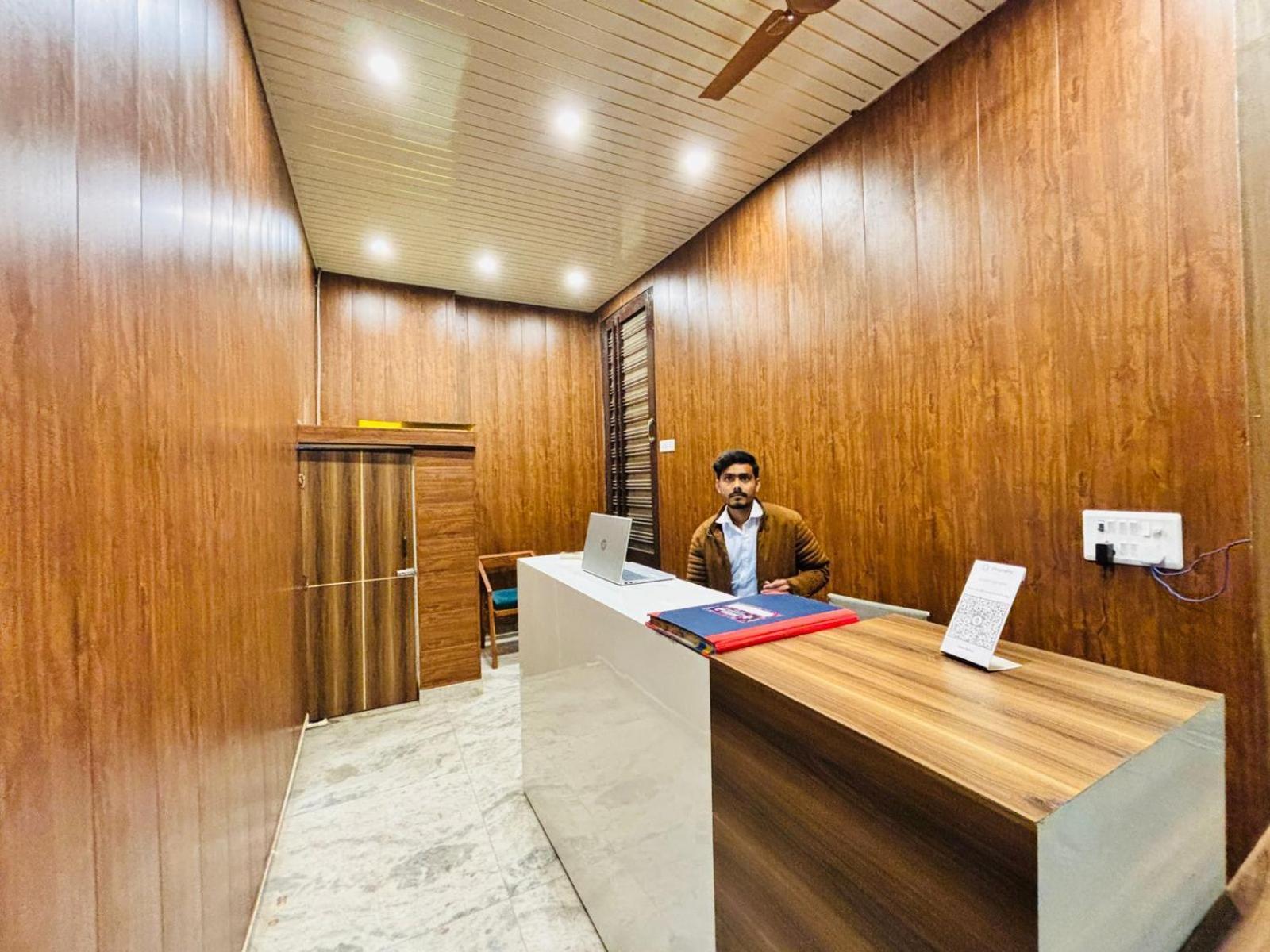 Hotel Vegas Corporate Suites ノイダ エクステリア 写真